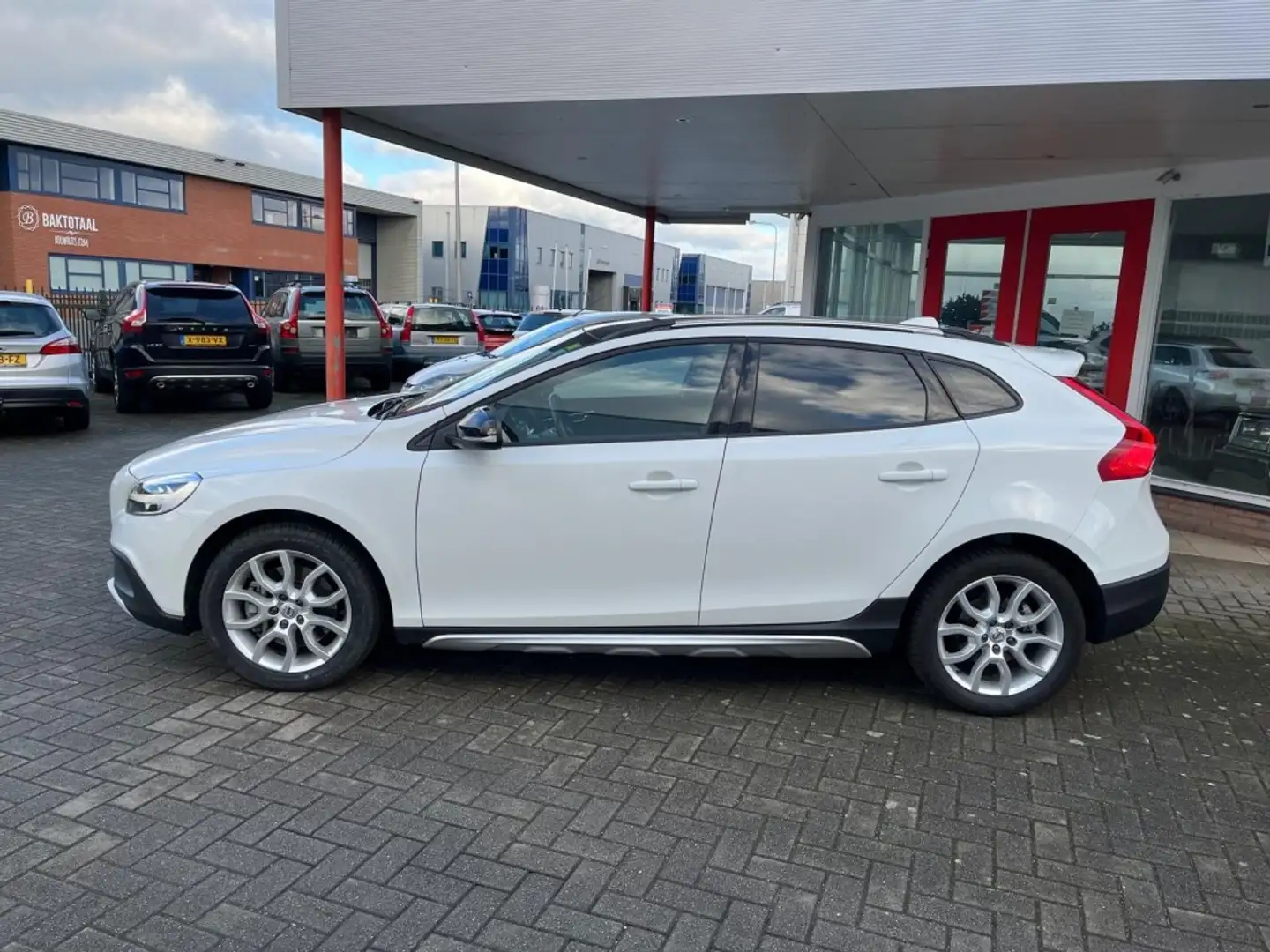 Volvo V40 Cross Country Cross Country 2.0 T3 Momentum Panorama dak/Led Kop Alb - 2
