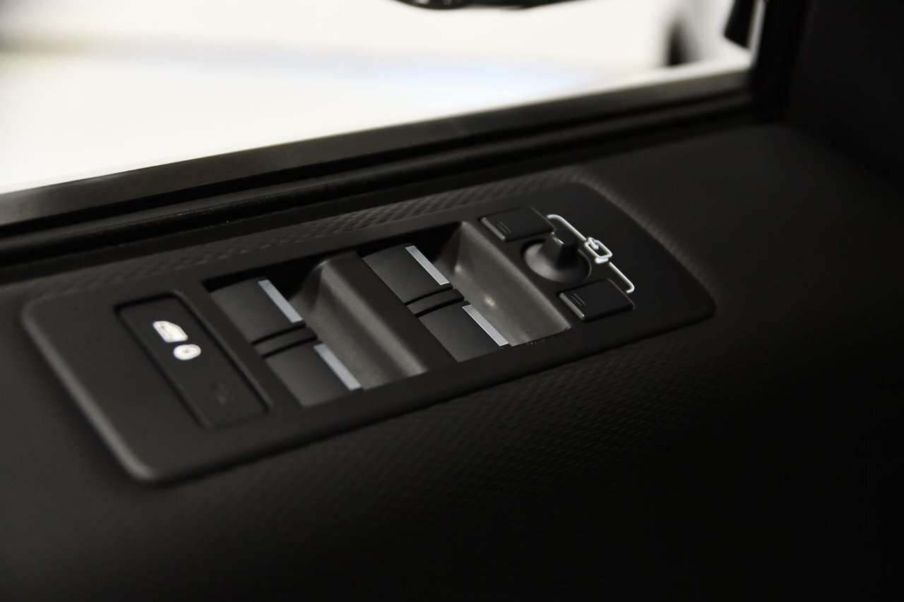 2023 Land Rover Discovery R-Dynamic S / Hitch / Heads up / Carplay / Vehicle thumb 14