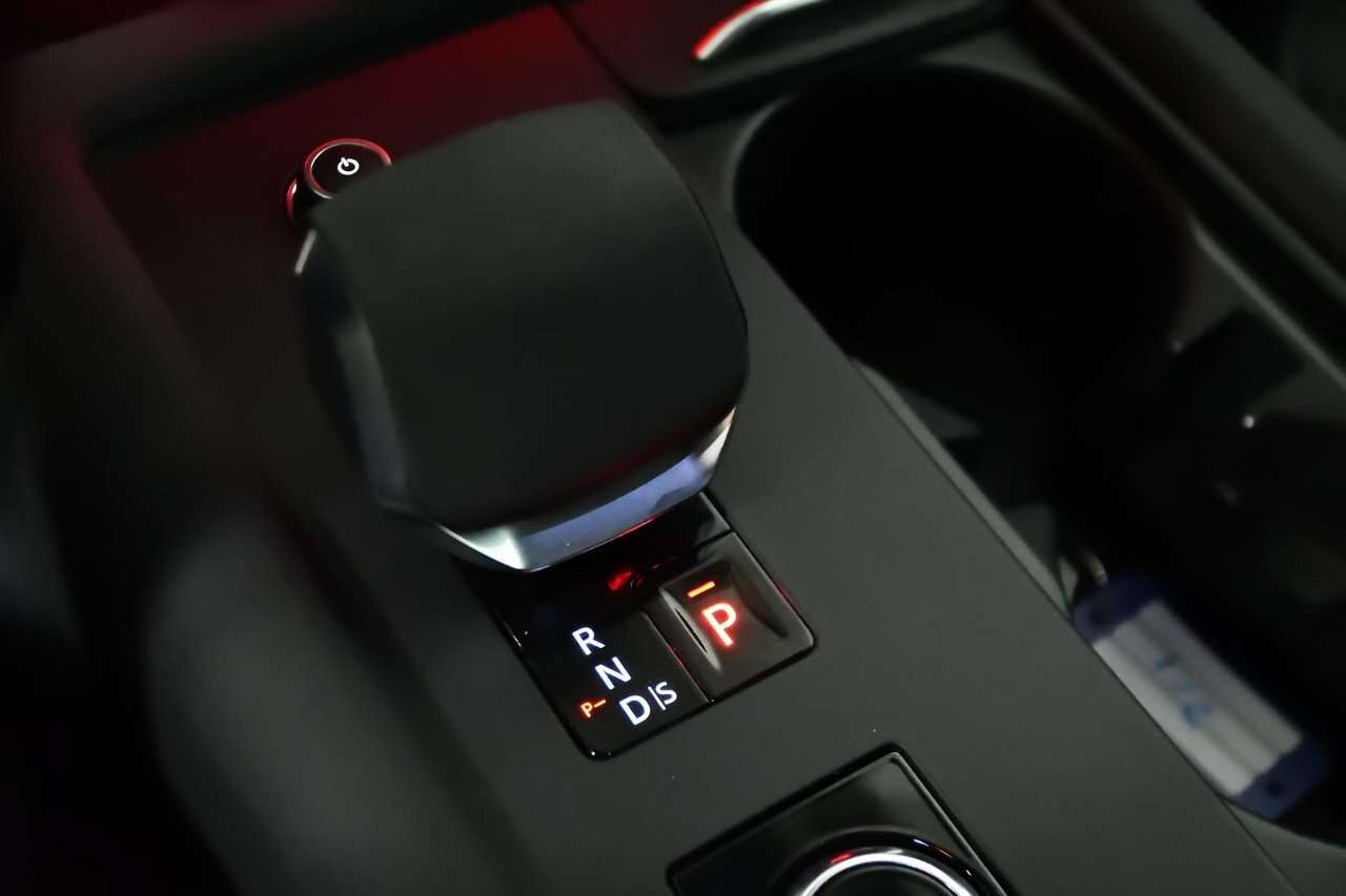 2023 Land Rover Discovery R-Dynamic S / Hitch / Heads up / Carplay / Vehicle thumb 25