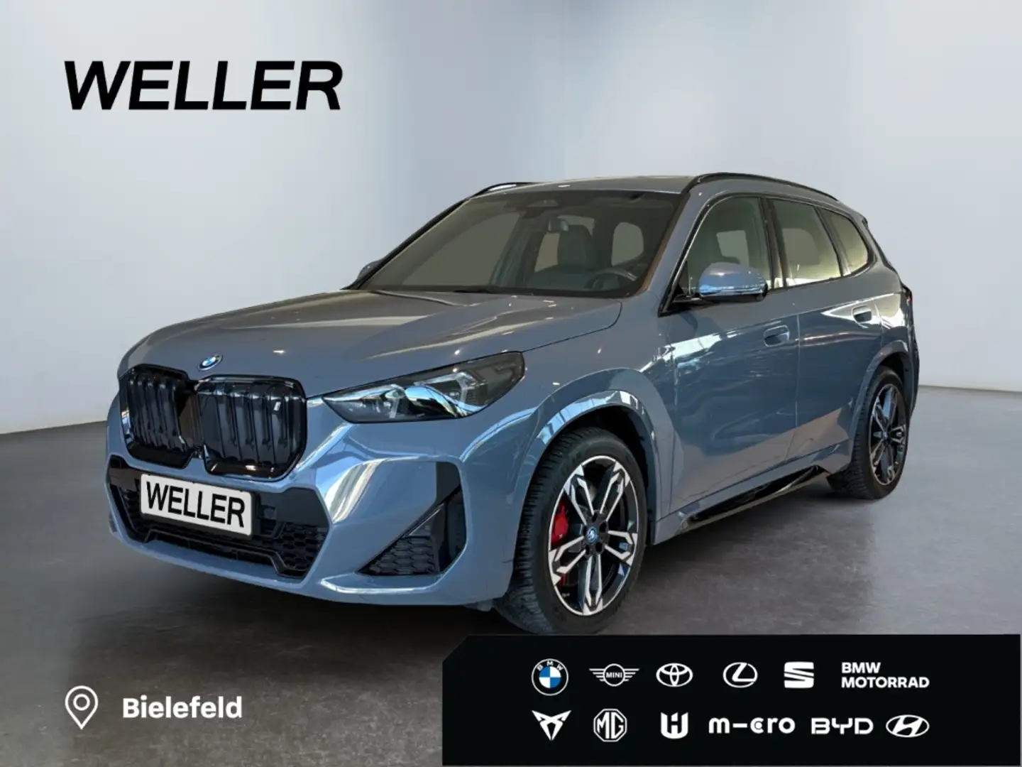BMW iX1 xDrive30 M Sportpaket *AHK*360°*HUD*Pano*SHZ* Grijs - 1