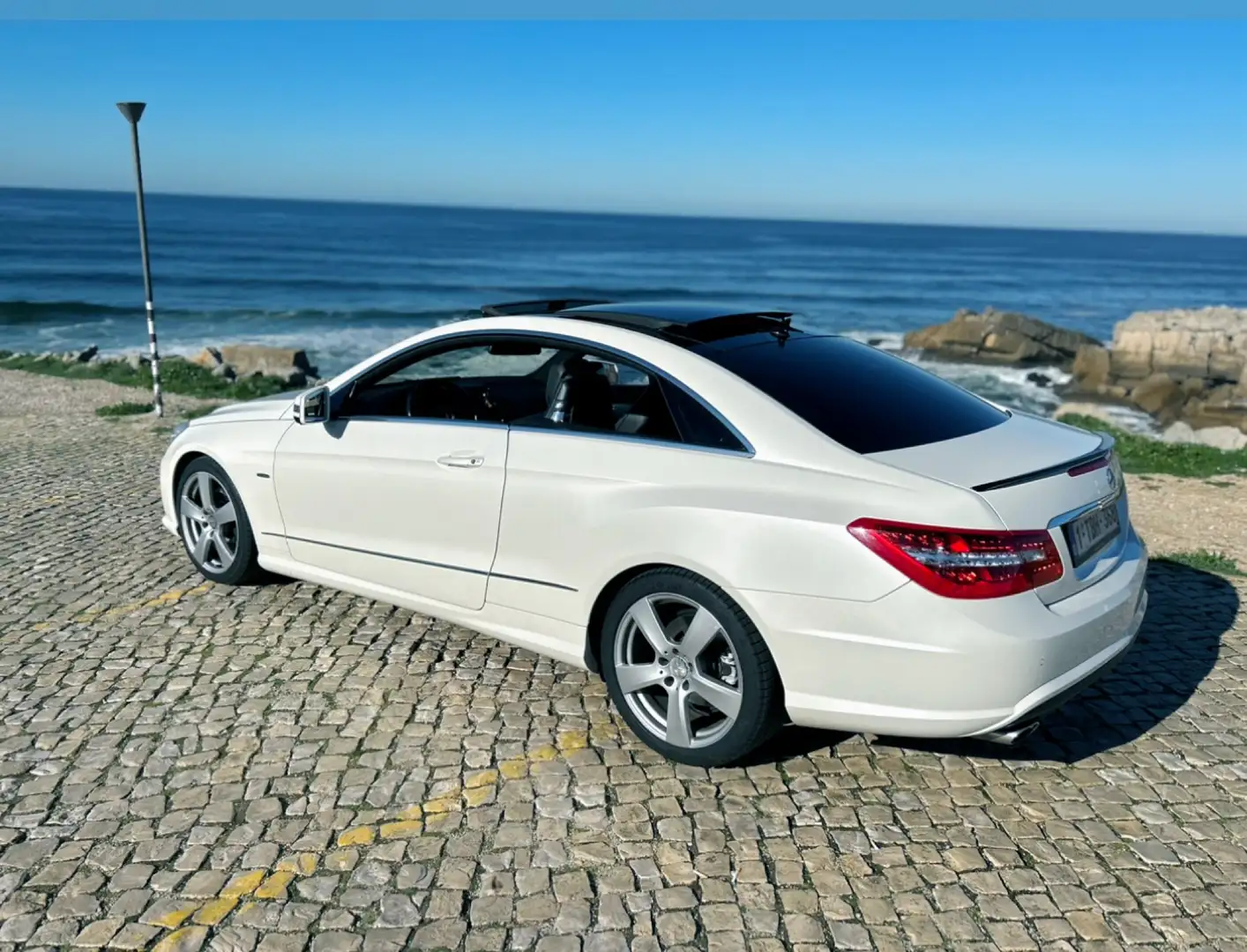 Mercedes-Benz E 220 CDI DPF Coupe BlueEFFICIENCY Automatik avangarde Blanc - 1