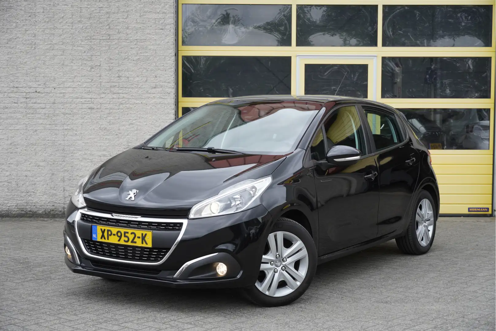 Peugeot 208 1.2 PureTech 5drs Signature BJ2019 Led | Navi | Ai Zwart - 1