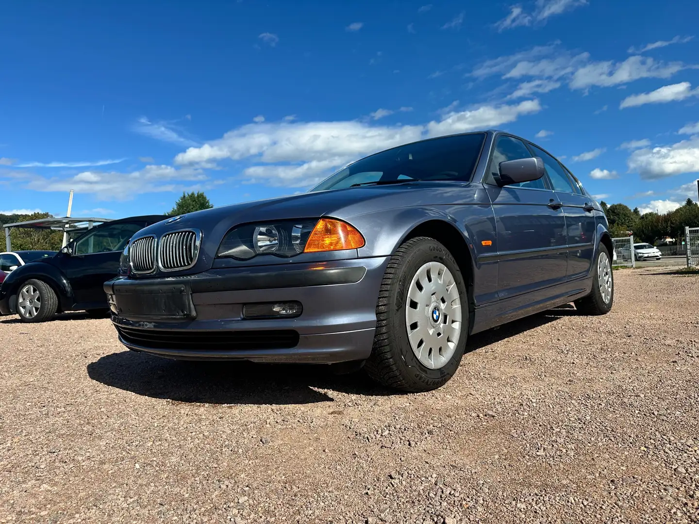 BMW 320 320i Limousine Aut. *HU NEU*Sehr gepflegt* Bleu - 1