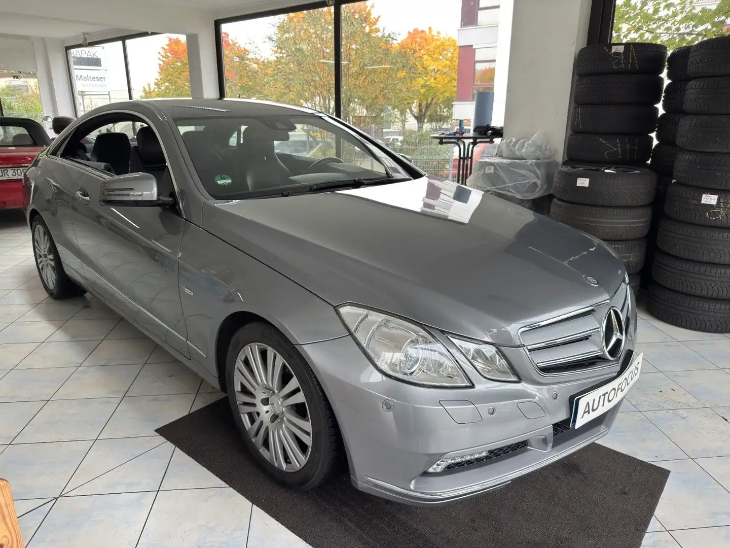 Mercedes-Benz E 250 CGI BlueEfficiency Coupe Avantgarde Szary - 1