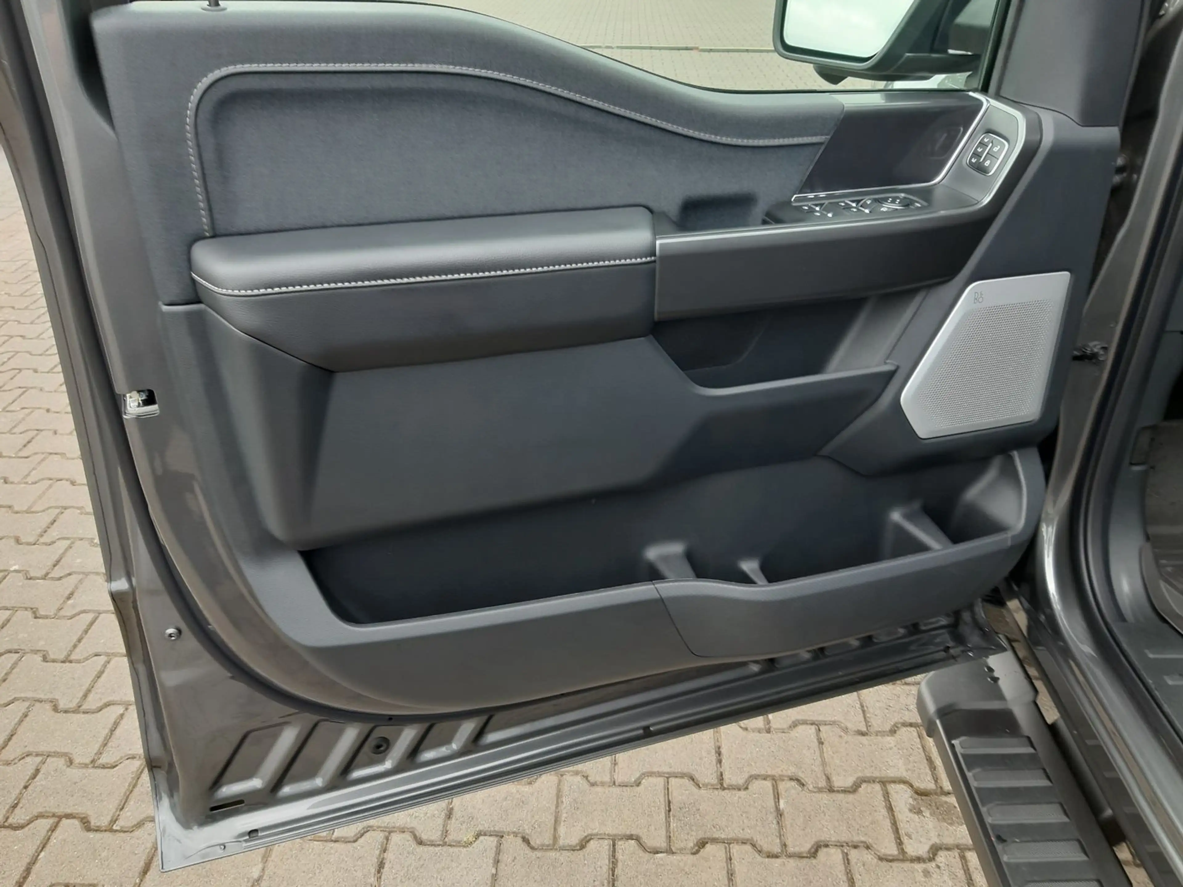 Ford F 150 Lariat Black/inkl. Laderaumabdeckung! — photo 7