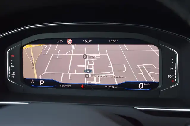 Volkswagen Passat view 8