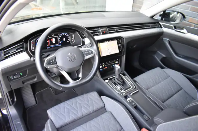 Volkswagen Passat view 4