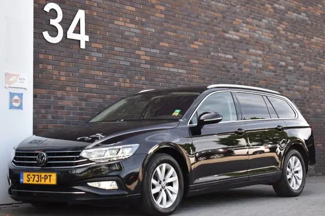 Volkswagen Passat view 3
