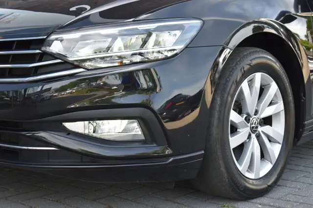 Volkswagen Passat view 10