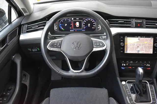 Volkswagen Passat view 11