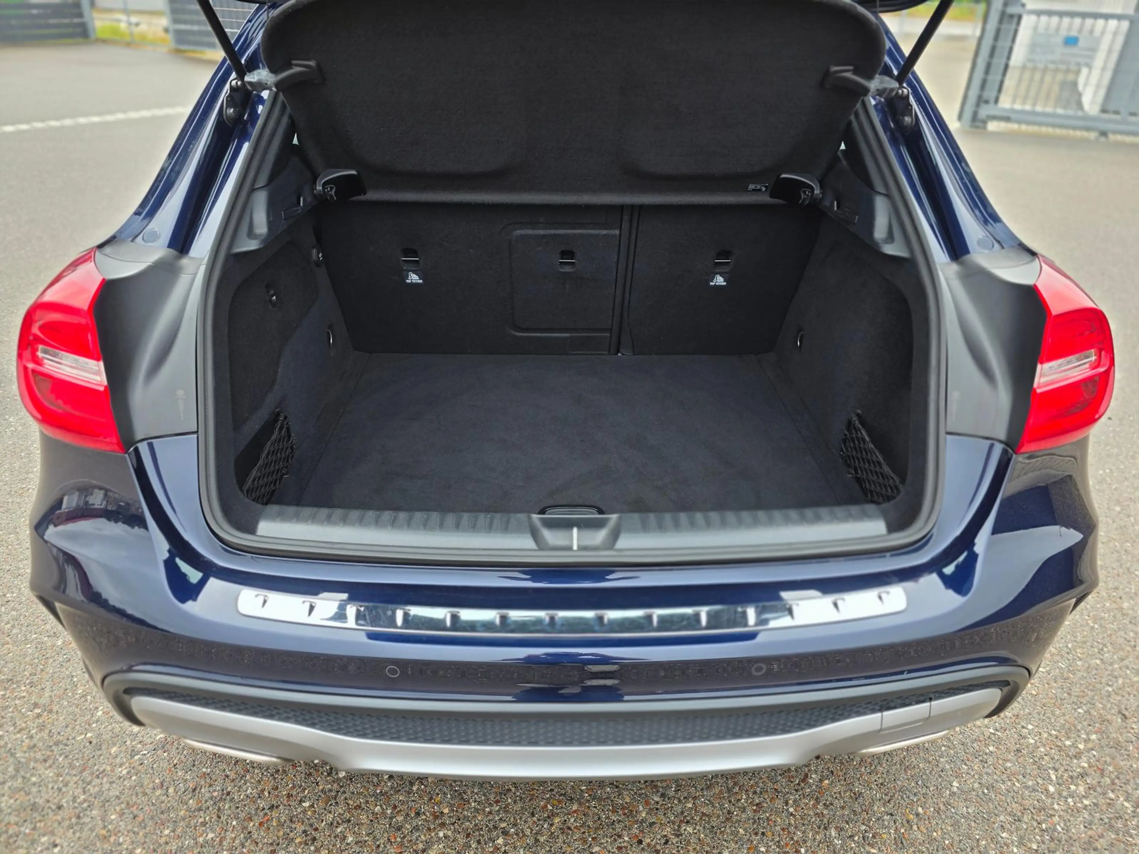 Mercedes-Benz GLA 180 1.6 KAT — photo 12