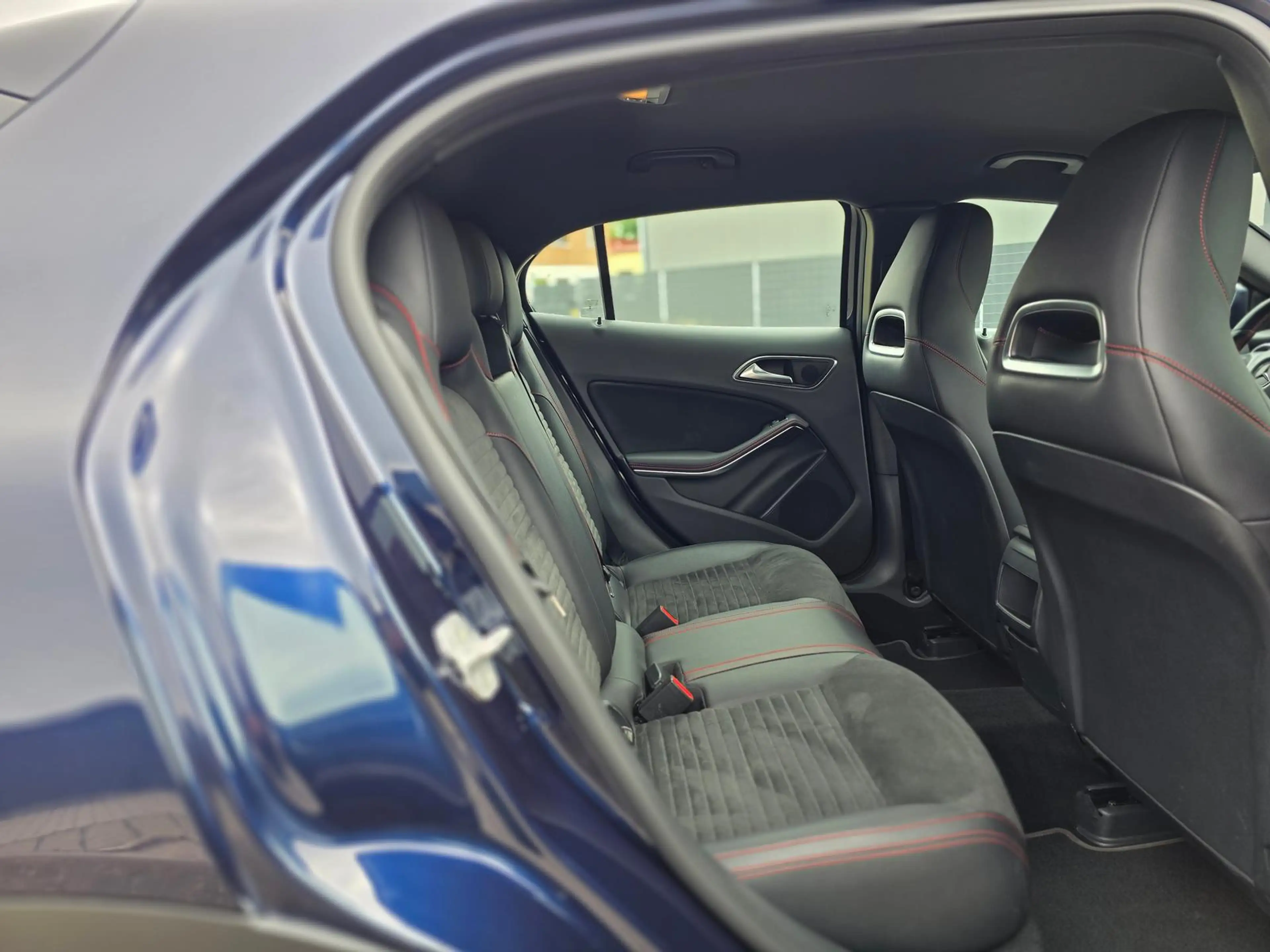 Mercedes-Benz GLA 180 1.6 KAT — photo 13