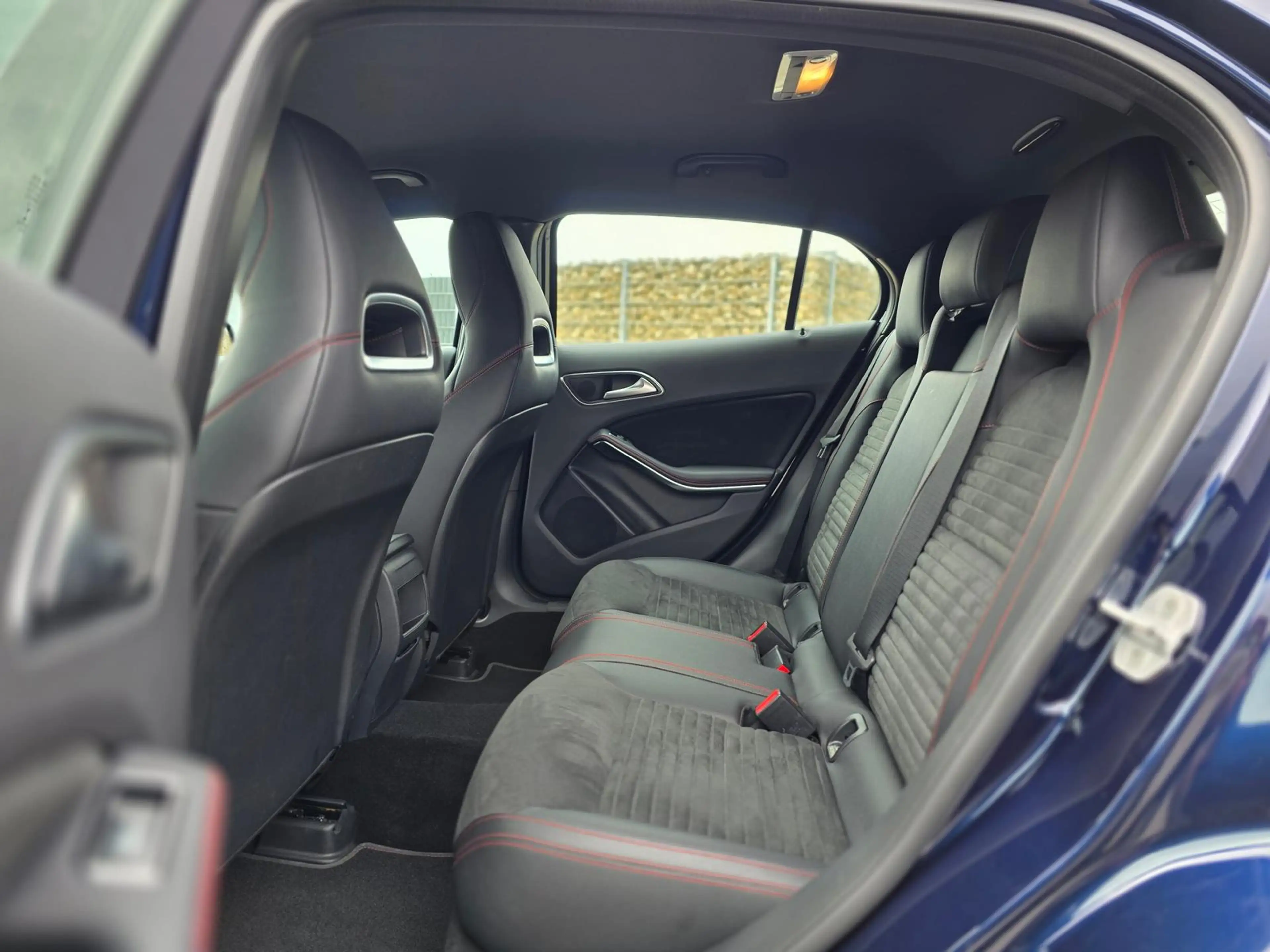 Mercedes-Benz GLA 180 1.6 KAT — photo 11