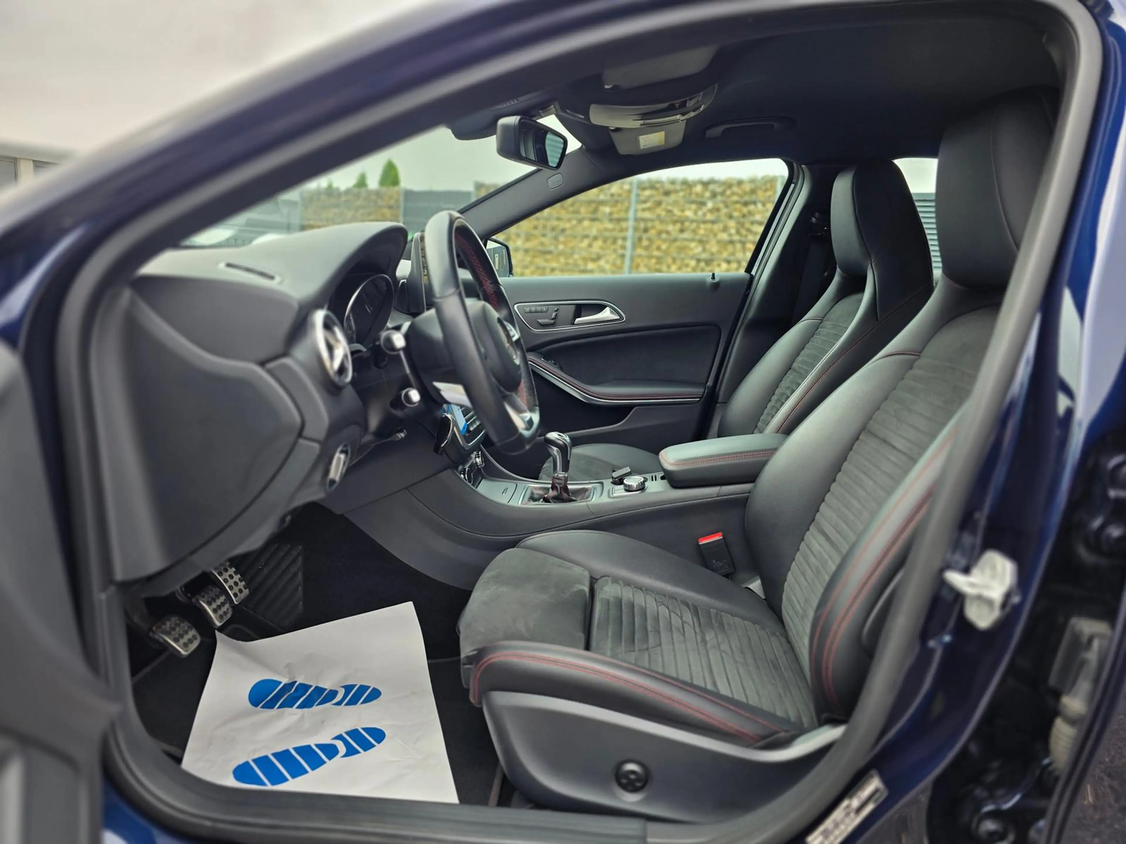 Mercedes-Benz GLA 180 1.6 KAT — photo 9