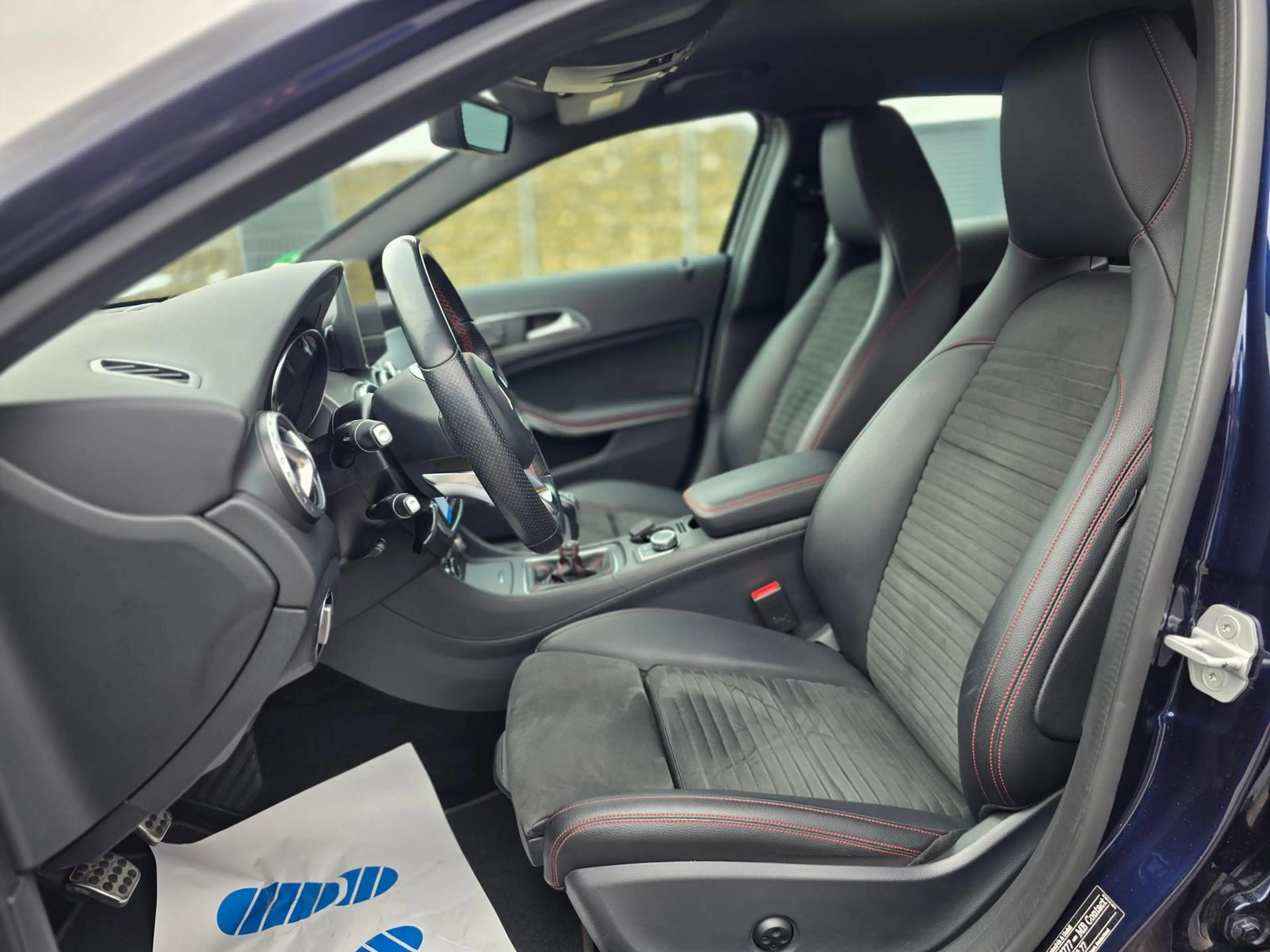 Mercedes-Benz GLA 180 1.6 KAT — photo 10