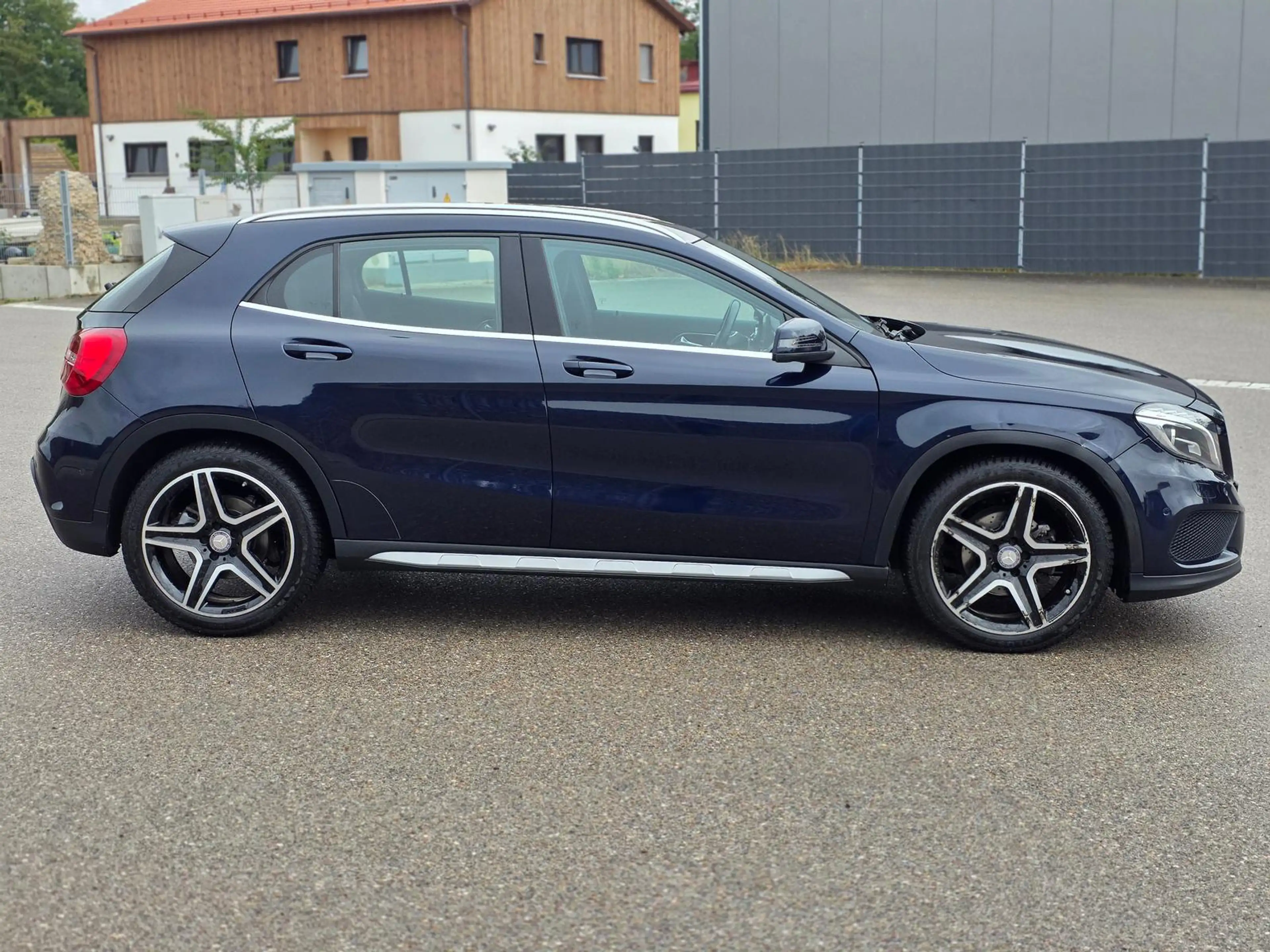 Mercedes-Benz GLA 180 1.6 KAT — photo 8