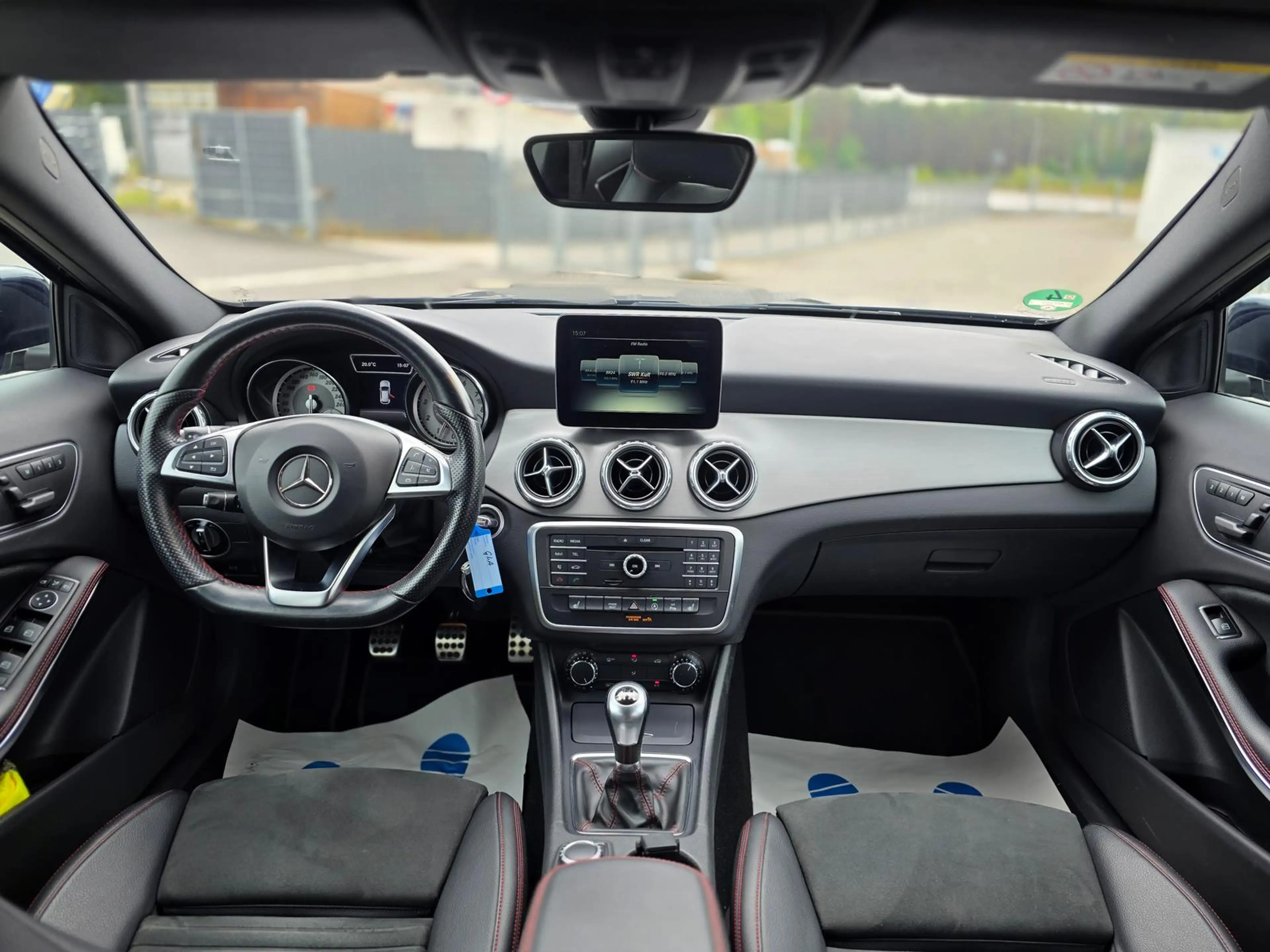 Mercedes-Benz GLA 180 1.6 KAT — photo 14