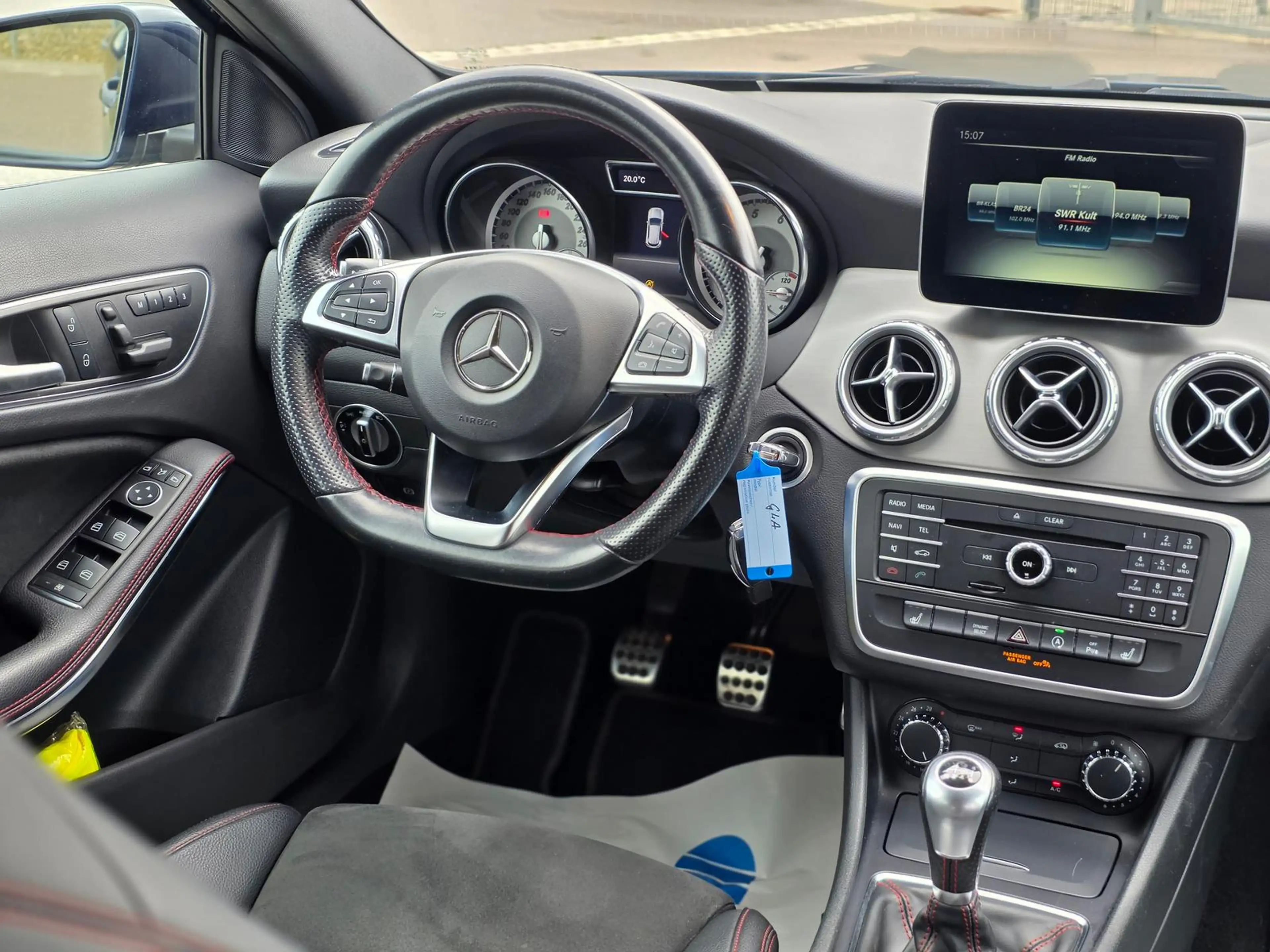 Mercedes-Benz GLA 180 1.6 KAT — photo 15