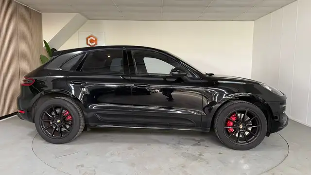 Porsche Macan view 8