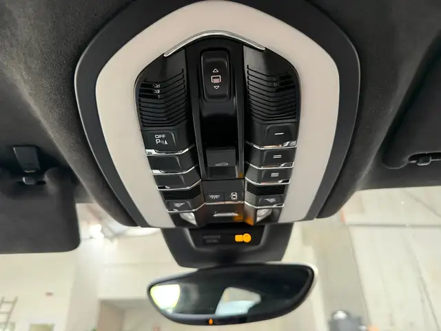 Porsche Macan view 23