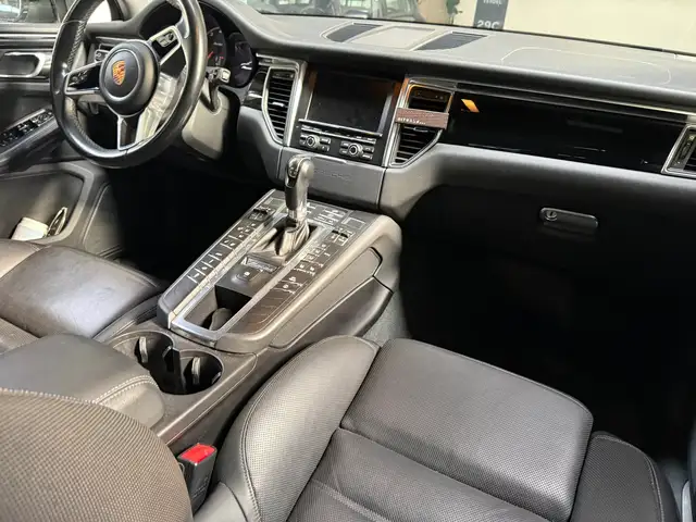 Porsche Macan view 3