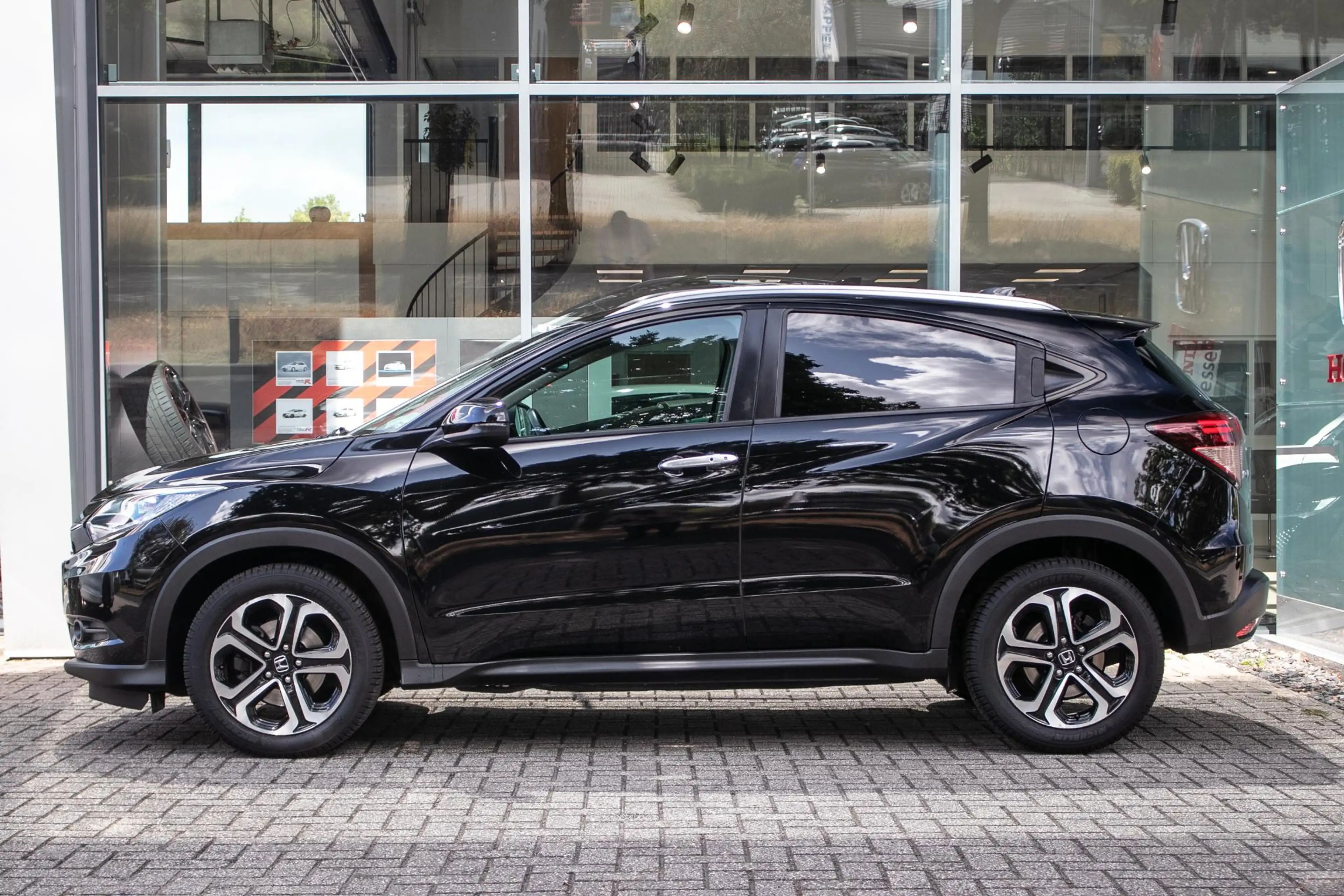 Honda HR-V 1.5 i-VTEC Executive - Dealer onderhouden | Navi | — photo 2