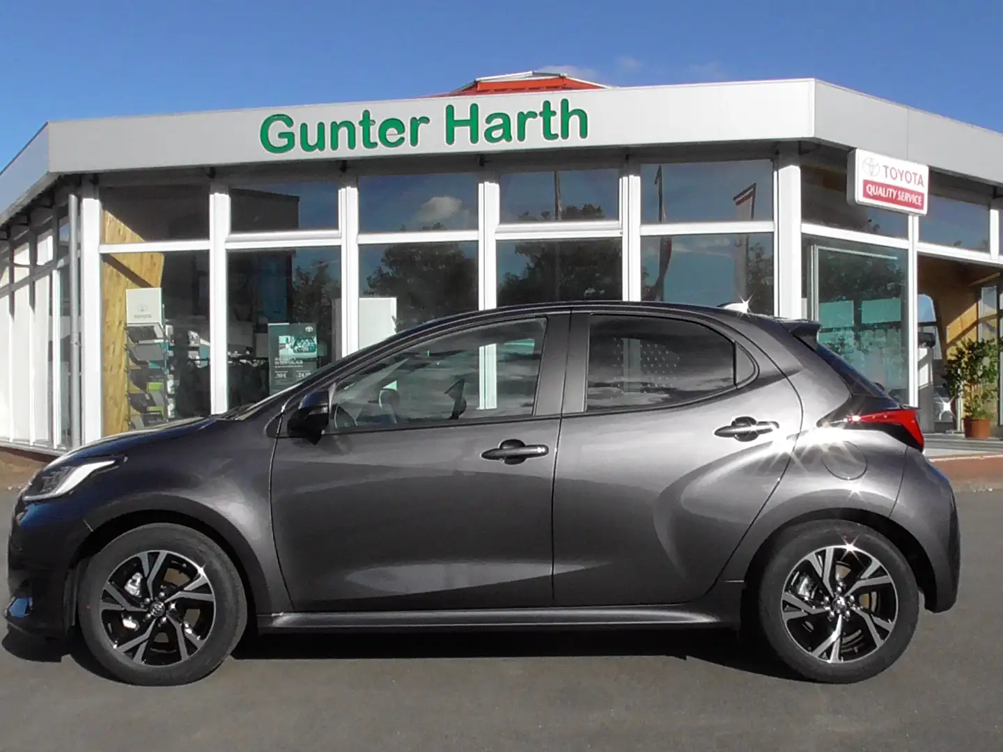 Toyota Yaris Hybrid,Automatic,Sitzhzg,Tempom,Klima,Freisprecha. Gris - 2