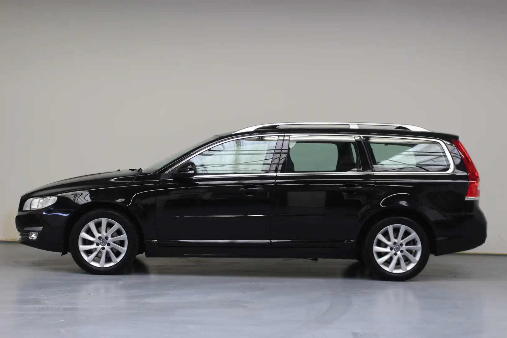 Volvo V70 2.0 T4 Polar+ | Rijklaarprijs | Trekhaak | Open da Zwart - 2