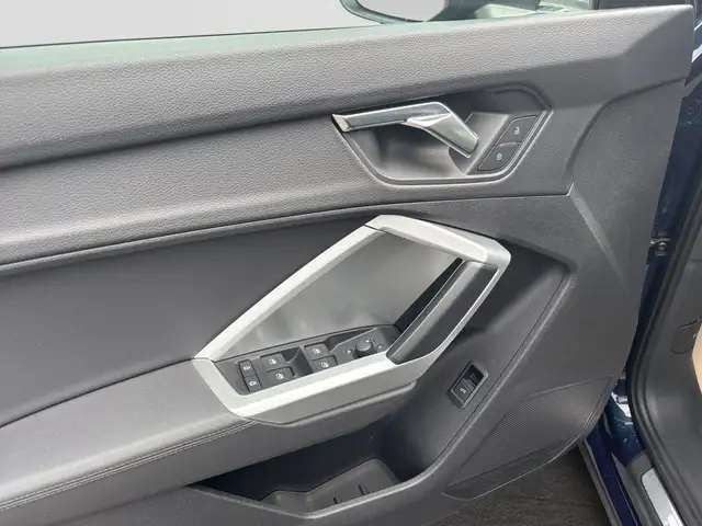 Audi Q3 view 13