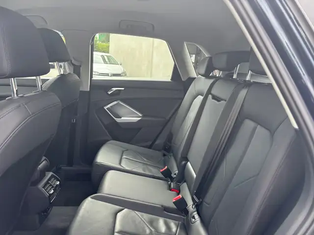 Audi Q3 view 12