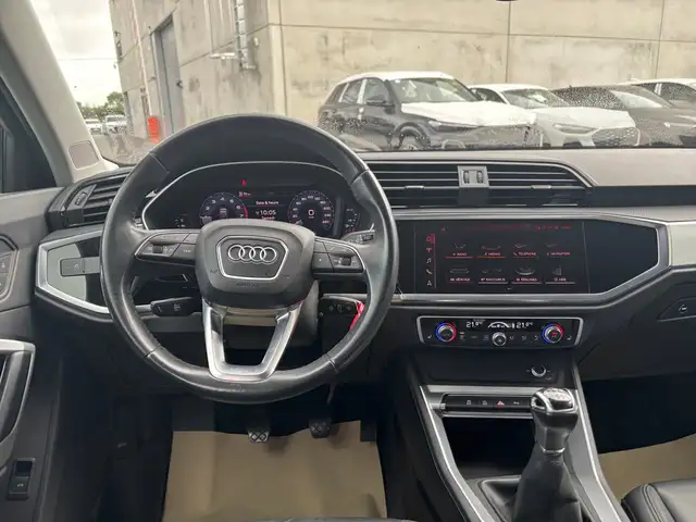 Audi Q3 view 14