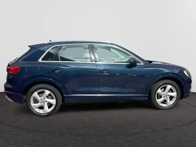 Audi Q3 view 7