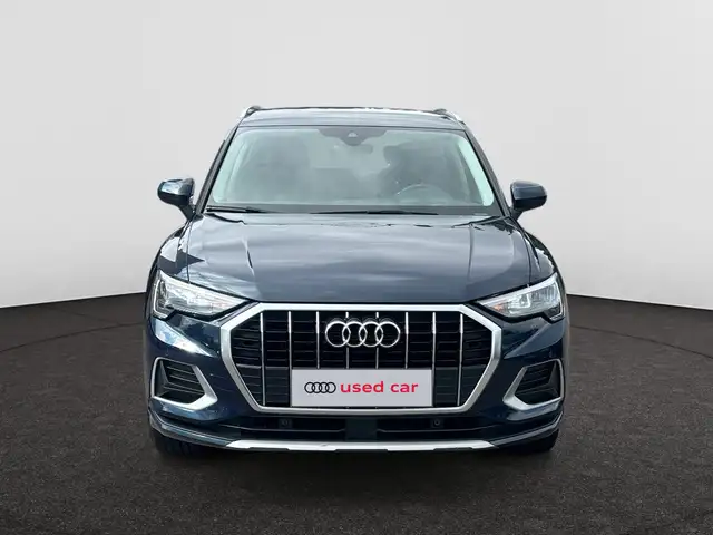 Audi Q3 view 3