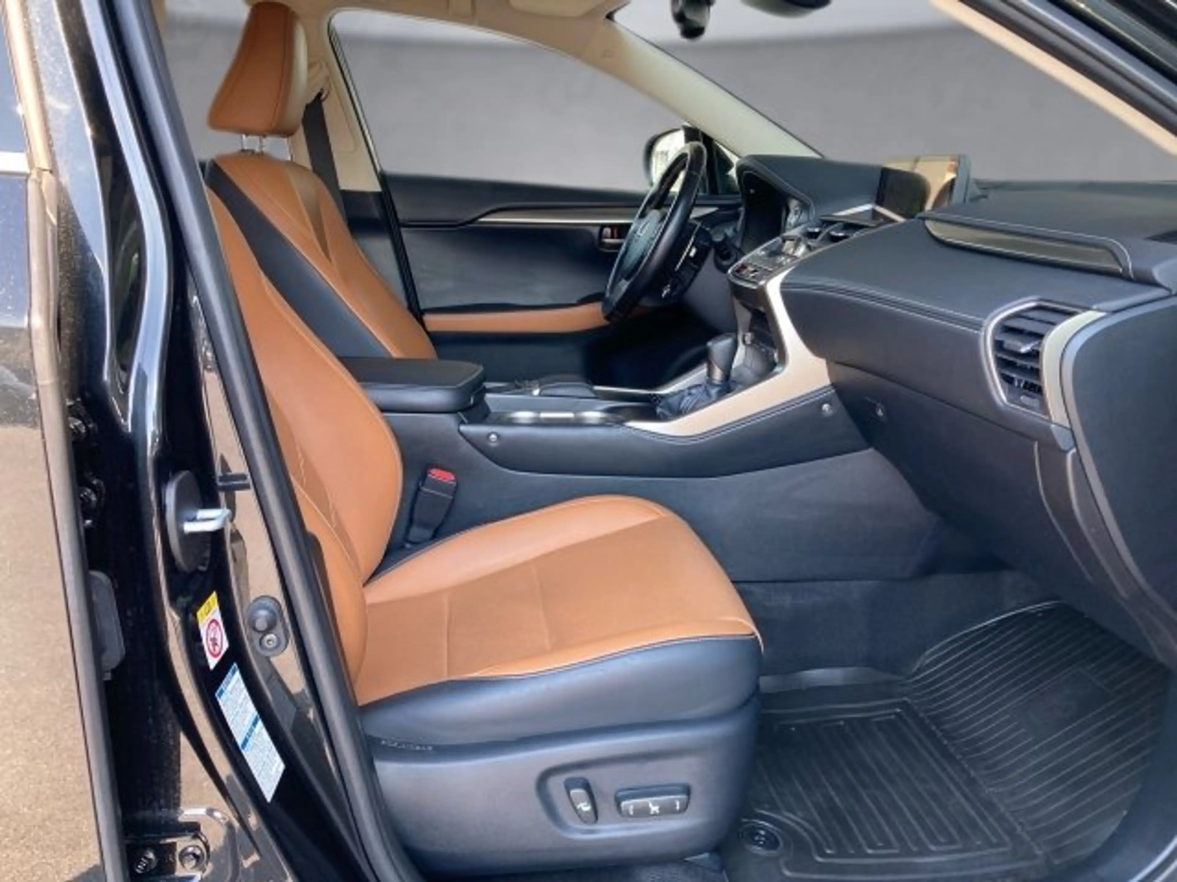 Lexus NX 300h Limited Hybrid Aut. — photo 3