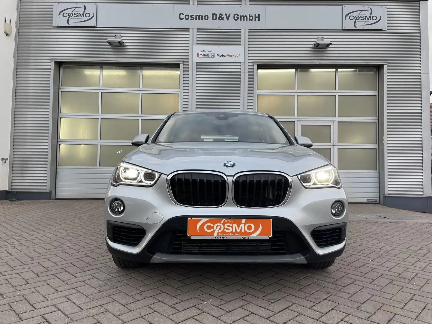 BMW X1 xDrive 20i Advantage LED+Navi+Sitzhzg.+PDC Stříbrná - 2