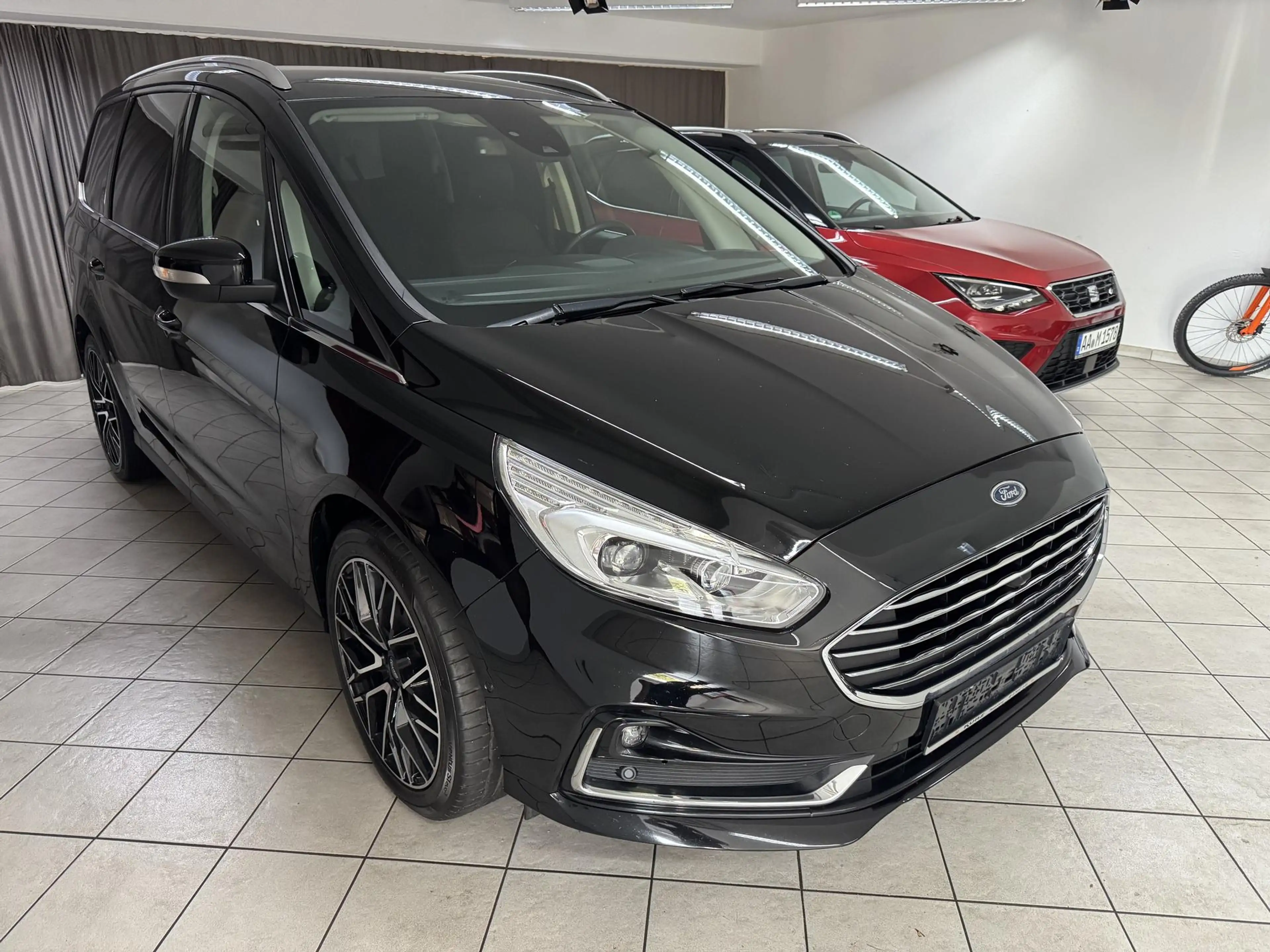 Ford Galaxy 1.5 (165PS) Titanium 7-SITZE/19"ALU/NAVI/SH/8-F...