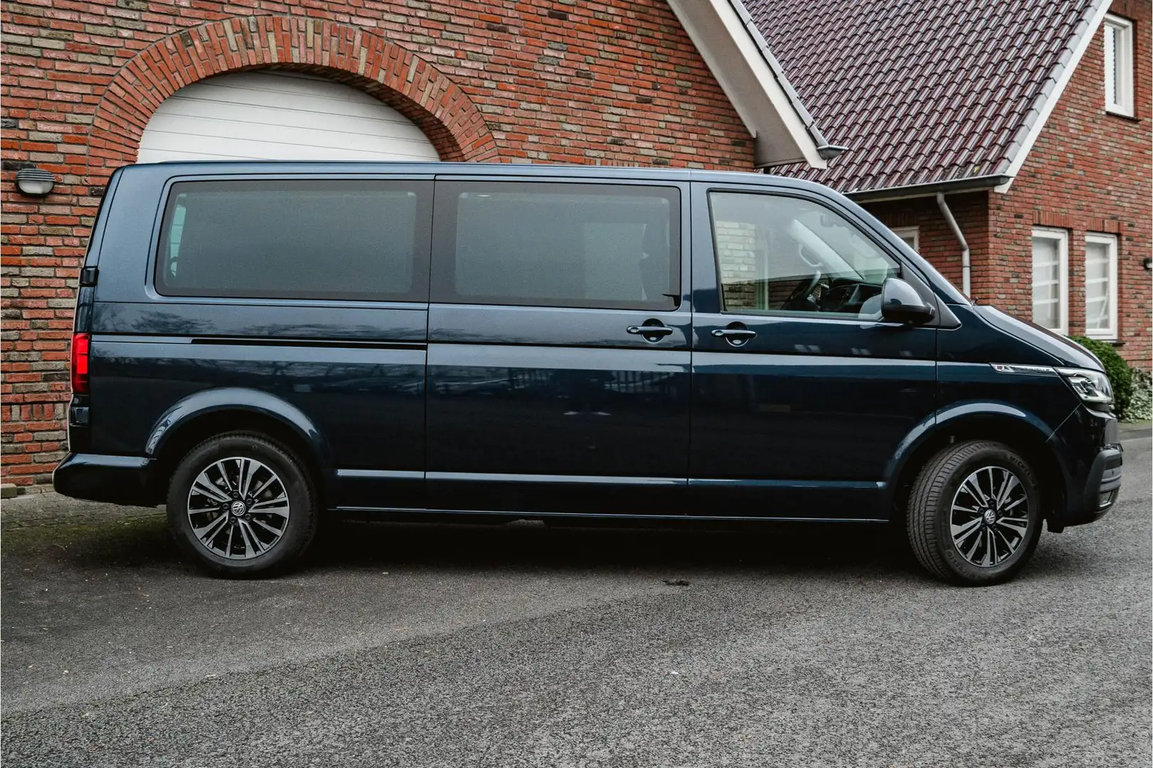Volkswagen T6.1 Caravelle ROLSTOELBUS 2.0 TDI 150 PK DSG L2H1 ACC| LED | Pri Bleu - 2