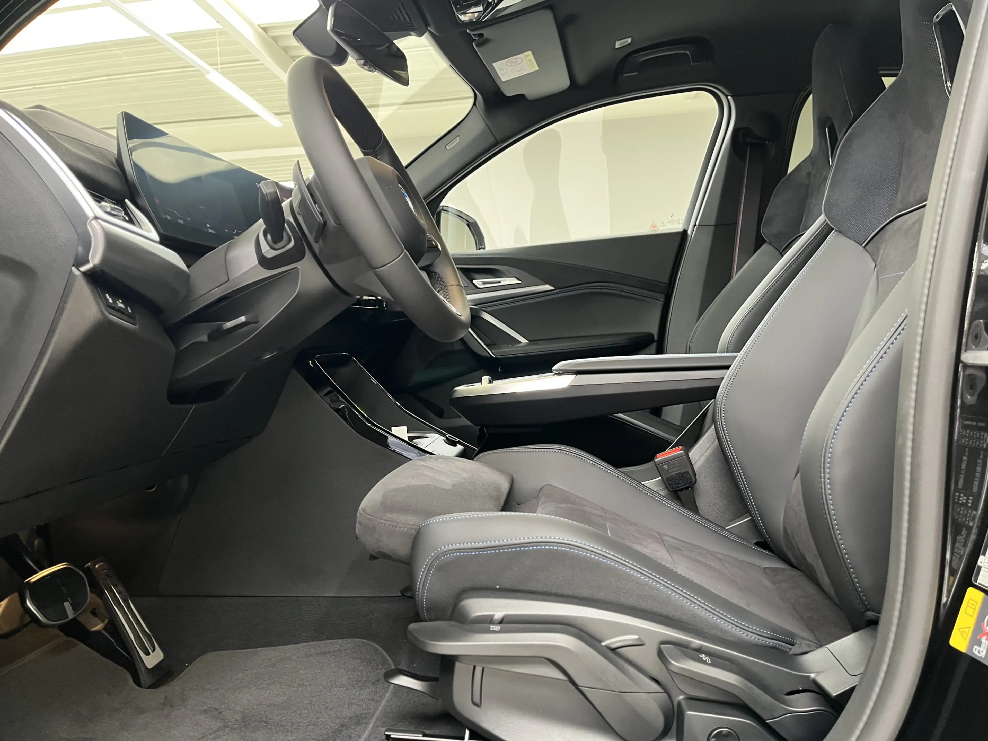 BMW iX2 eDrive20 67 kWh | 20" | M-Sport Pro | — photo 11