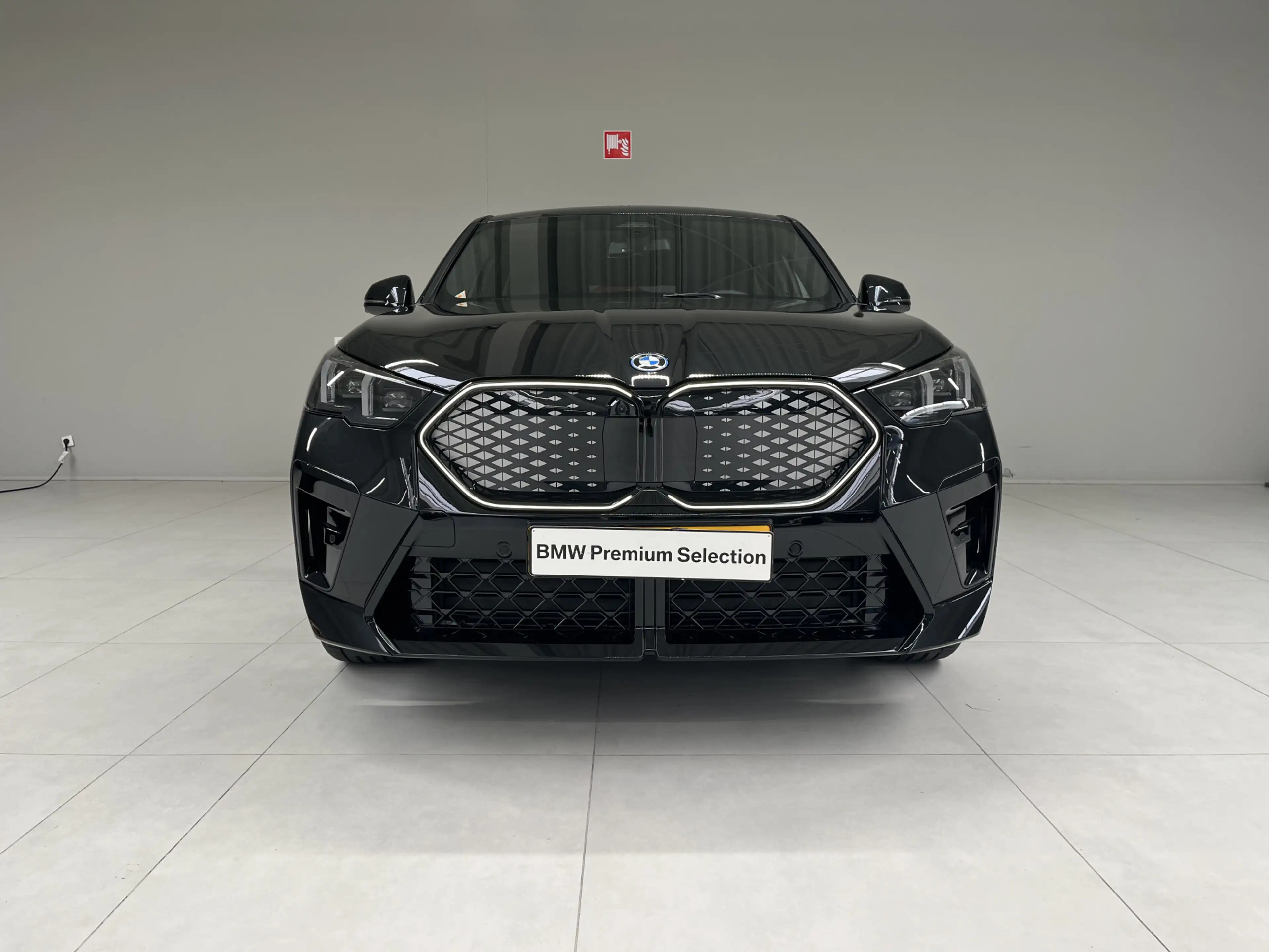 BMW iX2 eDrive20 67 kWh | 20" | M-Sport Pro | — photo 3