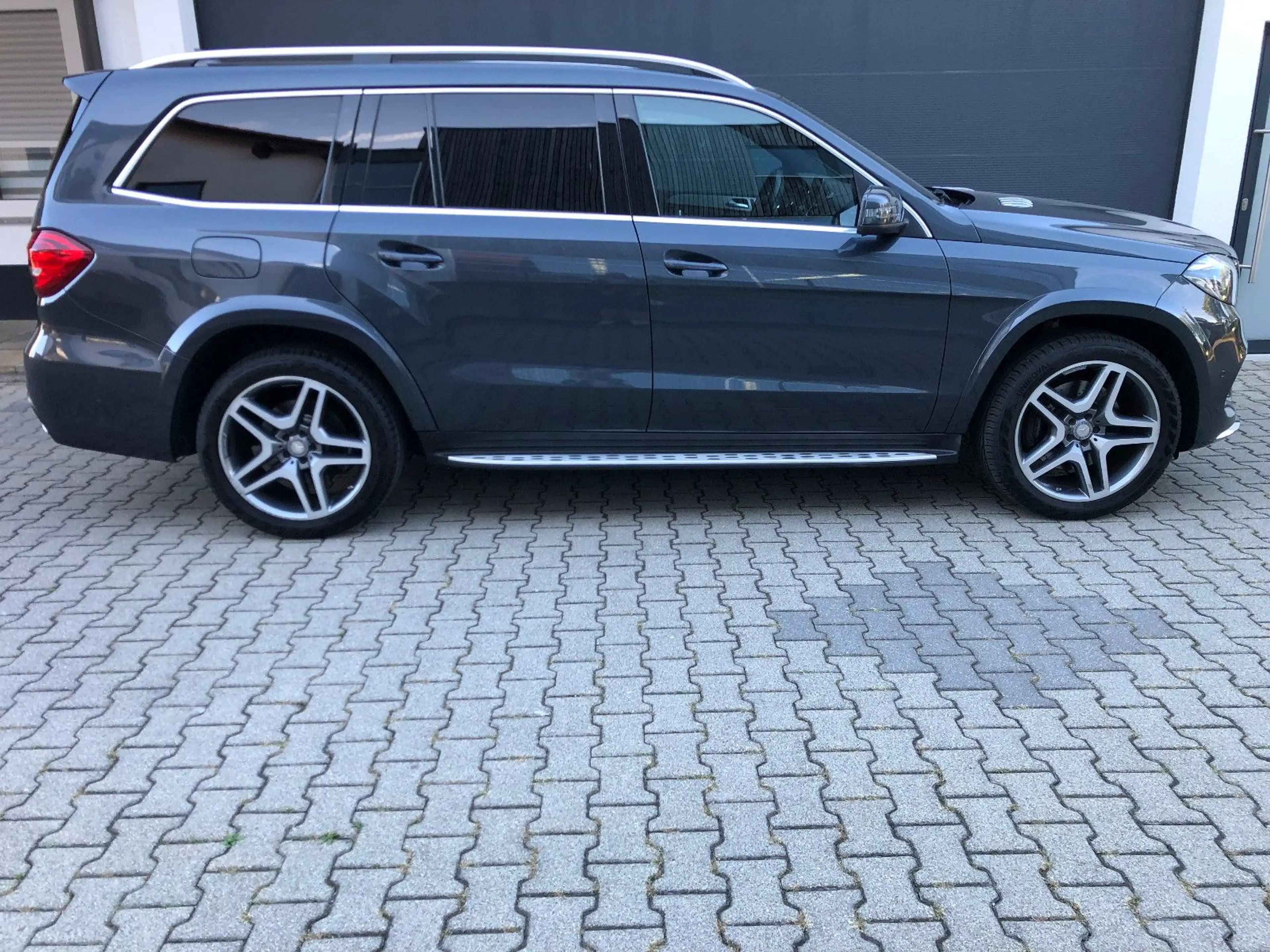 Mercedes-Benz GLS 350 d 4Matic AMG LED PANO 360° 7-Sitzer STHZ — photo 4