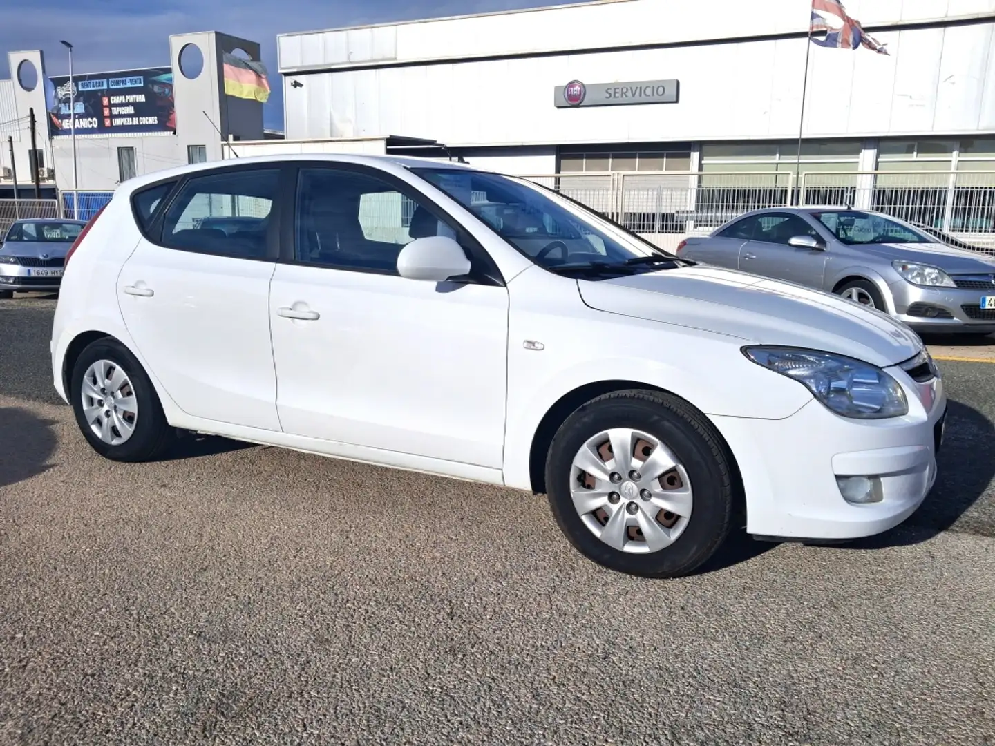 Hyundai i30 1.4 Classic Белый - 1