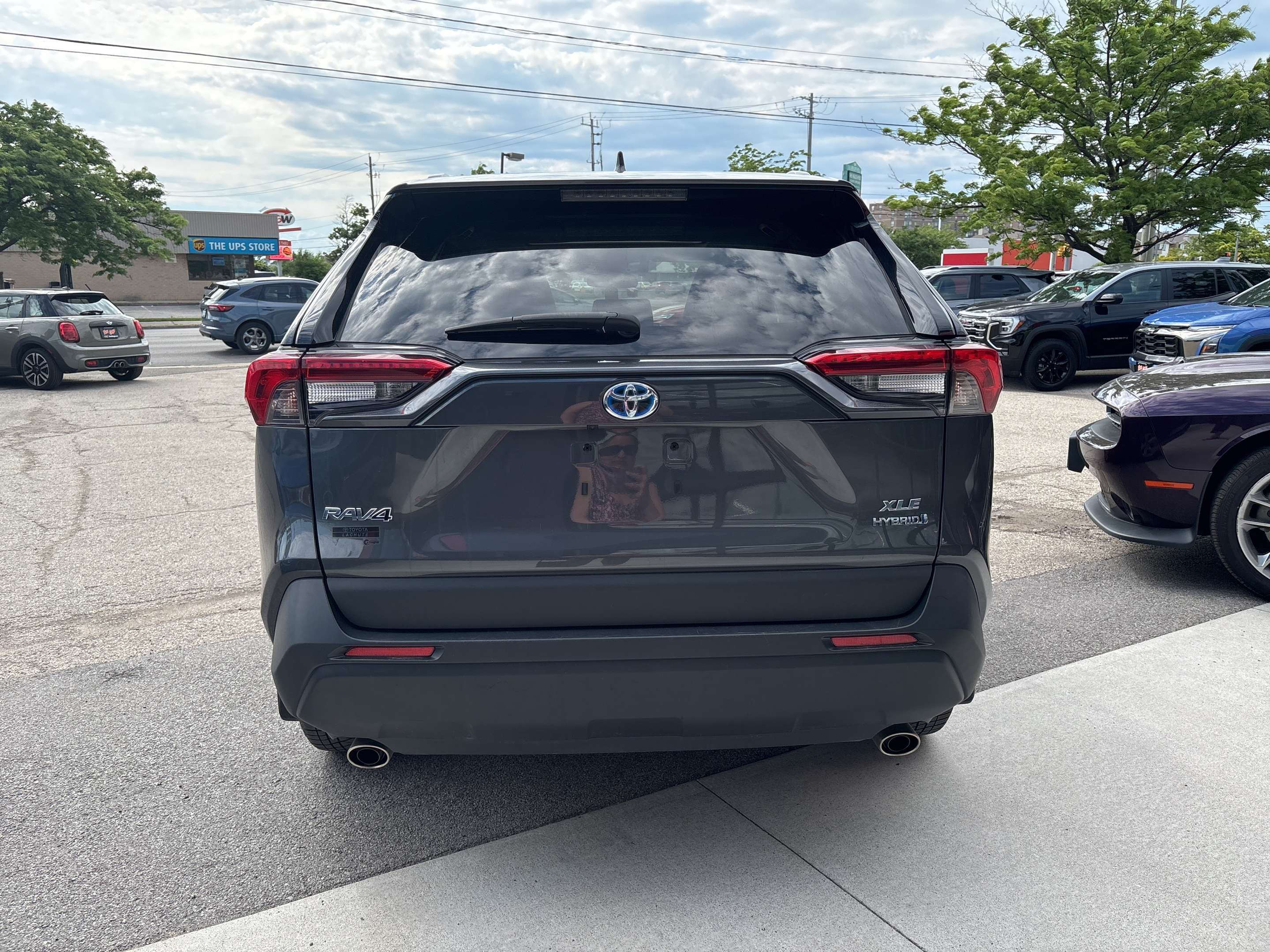 2022 Toyota RAV4 Hybrid XLE | AWD | Panoroof | Htd Cloth | New Tires | photo 5