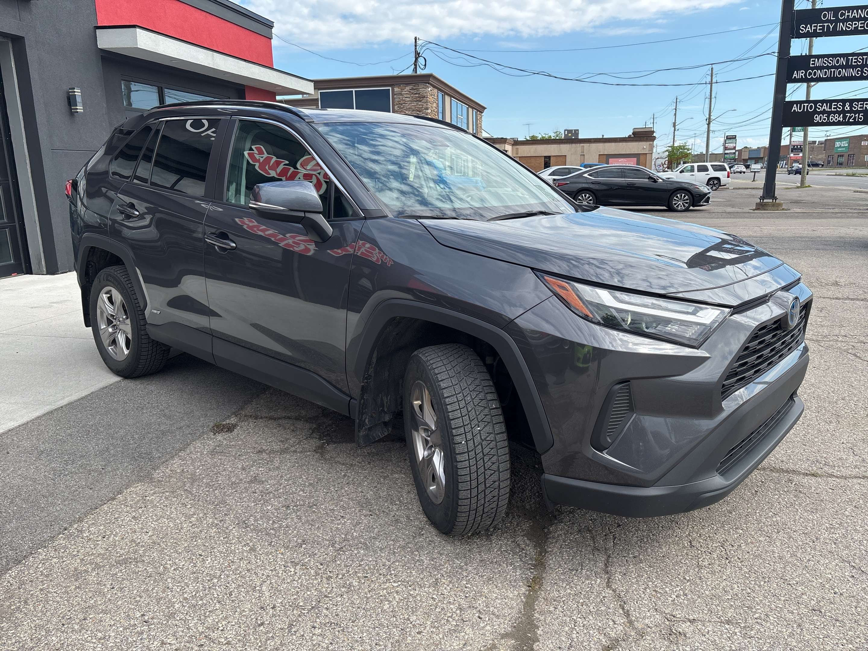 2022 Toyota RAV4 Hybrid XLE | AWD | Panoroof | Htd Cloth | New Tires | photo 6
