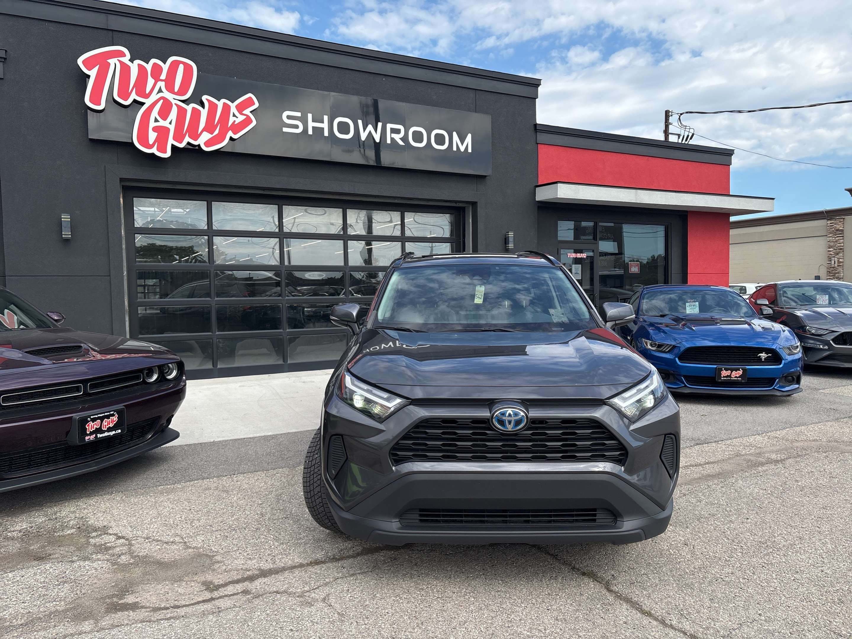 2022 Toyota RAV4 Hybrid XLE | AWD | Panoroof | Htd Cloth | New Tires | photo 7