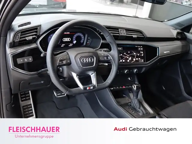 Audi Q3 view 14