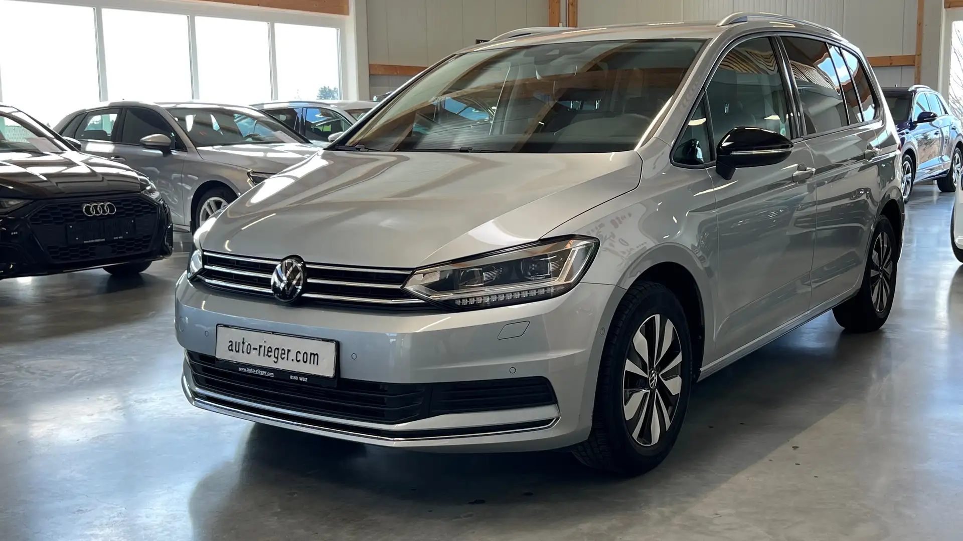 Volkswagen Touran Comfortline 2,0 TDI DSG Goal ACC, IQ-LED, AHK Silber - 2