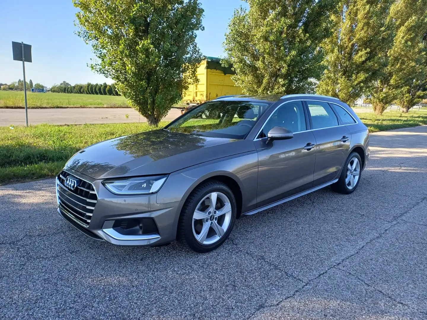 Audi A4 Avant 30 2.0 tdi mhev Business 136cv s-tronic Grigio - 1