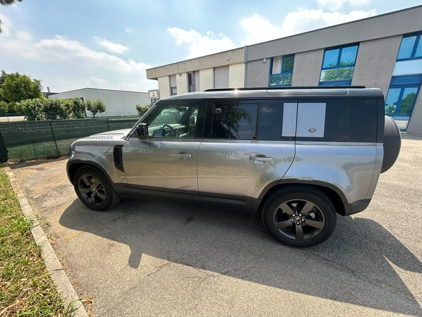 Land Rover Defender Defender VII N1 110 3.0d i6mhev SE 200cv IVA ESP. Grigio - 2