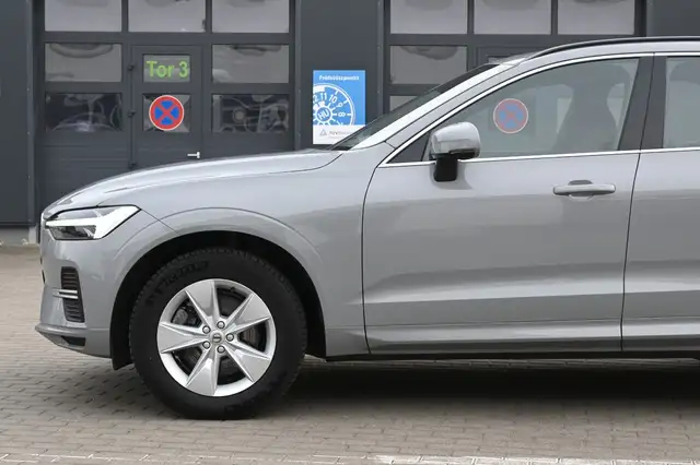 Volvo XC60 view 3