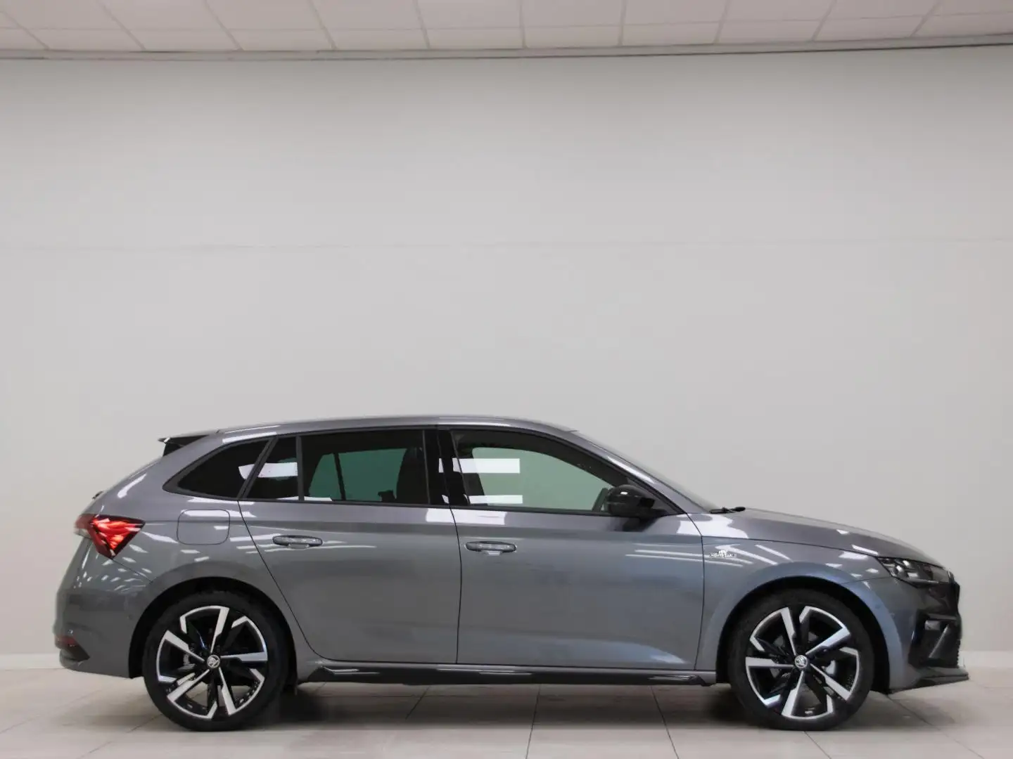 Skoda Scala 1.5 TSI Monte Carlo DSG 110kW Grijs - 2